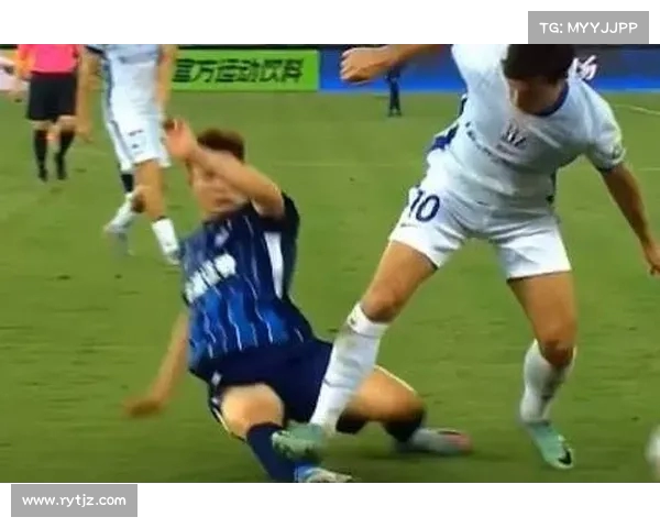 马内踩门将肚子引发争议 VAR介入判红牌升级为黄牌